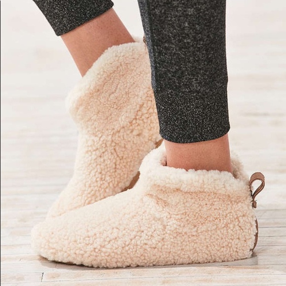 UGG Amary Sheepskin Fur Slipper Bootie Size 8